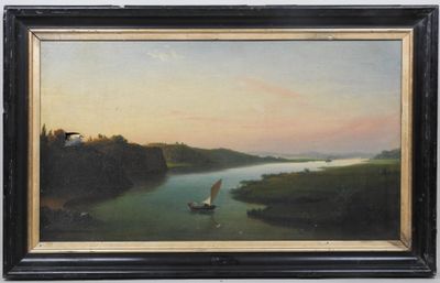 une peinture à l'huile représentant un voilier sur une rivière, avec un coucher de soleil en arrière-plan