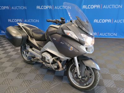 une photo d'une moto garée dans un showroom