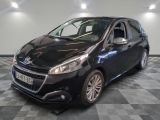 la photo d'une voiture noire garée dans un garage