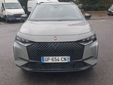 l'avant d'une voiture argentée garée sur un parking
