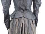 the back of a woman ' s dress is shown on a mannequin mannequin mannequin mannequin mannequin mannequin manne