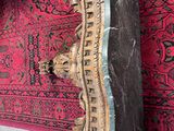 une grande œuvre d'art accrochée au mur à côté d'un tapis