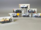 une pile de petits trains posée sur une table