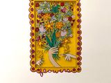une photo d'une photo représentant une personne tenant un bouquet de fleurs