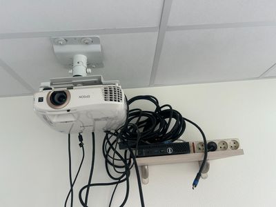 un projecteur fixé au plafond de la pièce