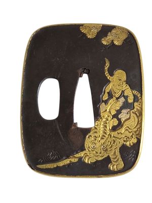 Okei gata tsuba en fer à décor en hira maki-e d'or d'une cas…