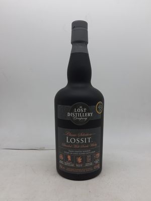 une bouteille de whisky posée sur une table