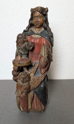 Sainte Dorothée. Statue en bois sculpté et polychromé.