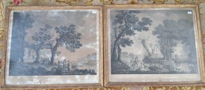 deux photos encadrées représentant des arbres, accrochées au mur de la pièce