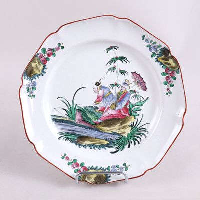 l'image d'une assiette sur laquelle figurent un oiseau et des fleurs