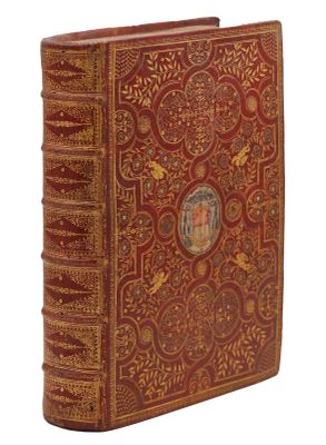 un vieux livre dont la couverture est ornée d'un motif décoratif