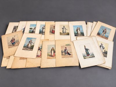 un assortiment de vieilles photos de personnes posées sur une surface grise