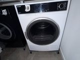 une photo d'un lave-linge et d'un sèche-linge dans une pièce