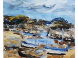 un tableau représentant des bateaux sur une plage, avec des montagnes en arrière-plan