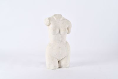 une statue blanche représentant un chien sur fond blanc