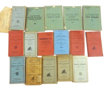 plusieurs livres sont empilés sur une surface blanche