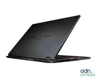 l'arrière d'un ordinateur portable noir doté d'un clavier rouge sur fond blanc