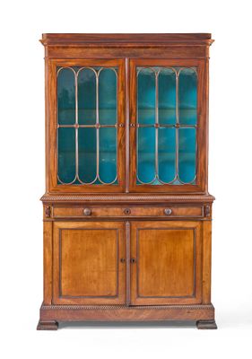 une armoire ancienne en bois avec des portes vitrées et des tiroirs