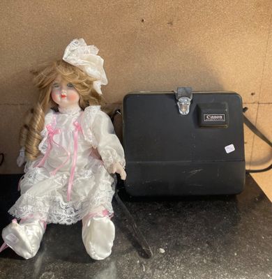 Lot comprenant : - Une poupée en porcelaine, yeux bleus fixe…