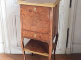 une petite table en bois surmontée d'une étagère