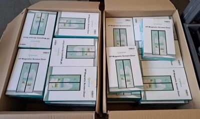 Des cartons remplis de livres sont empilés les uns sur les autres sur une table