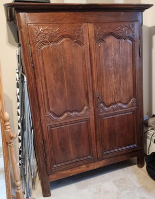 Armoire en chataîgner mouluré et sculpté à décor de rinceaux…