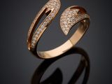 une bague en or avec des diamants sur fond noir