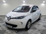 la photo d'une voiture blanche garée dans un garage