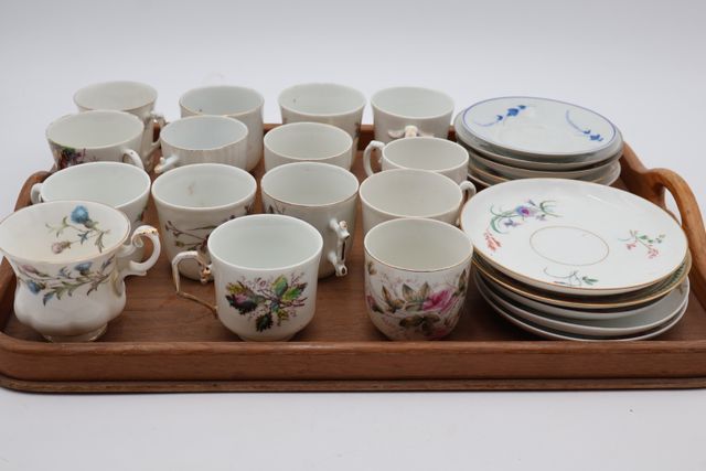 Lot de tasses et soucoupes en porcelaine dépareillées