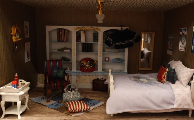 Diorama. Composition miniature, dans une vitrine en bois, vitre e...