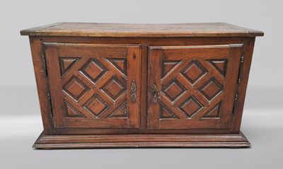 une vieille armoire en bois à deux portes, avec un plateau en bois