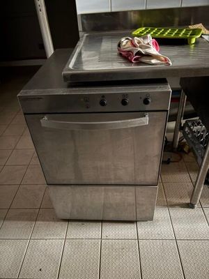 une cuisine équipée d'une cuisinière et d'un lave-vaisselle