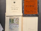 trois livres sont posés sur une table les uns à côté des autres