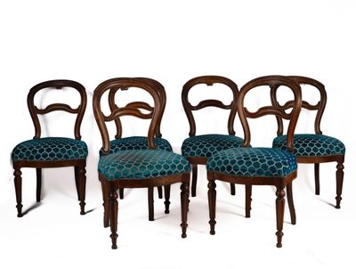 un lot de quatre chaises avec un revêtement bleu, revêtement bleu, revêtement bleu, revêtement bleu, revêtement bleu, revêtement bleu, revêtement bleu