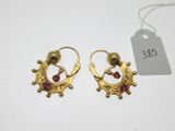deux paires de boucles d'oreilles en or ornées de grenats