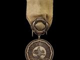 un gros plan d'une médaille sur fond noir, avec un fond noir