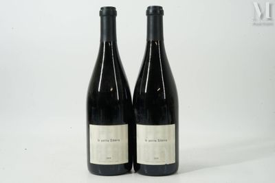 deux bouteilles de vin posées l'une à côté de l'autre sur une table
