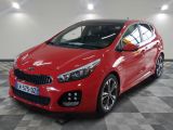 la voiture rouge est garée dans le garage sur un sol en damier