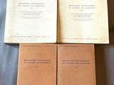 trois livres posés sur une table l'un à côté de l'autre