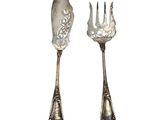 une paire de fourchettes et de cuillères anciennes en argent sur fond blanc