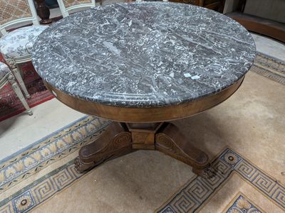 une table avec un plateau en marbre dans un salon