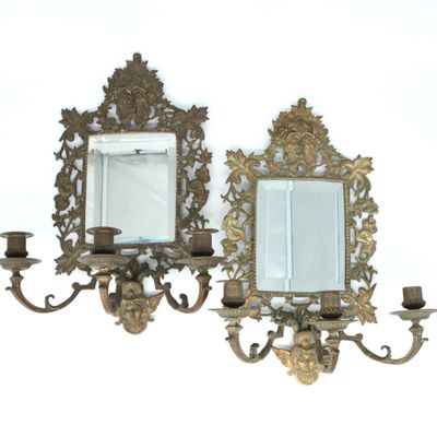 deux miroirs et un lustre accrochés au mur