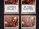 quatre cartes représentant une pieuvre, posées sur une table