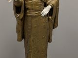 une statue représentant une femme tenant une pomme à la main