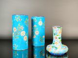 trois vases posés l'un à côté de l'autre sur une table