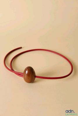une photo d'un bracelet orné d'une perle en bois