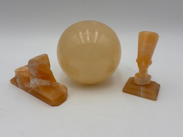 Boule presse papier et deux statuettes Égyptienne en onyx  