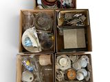des boîtes remplies d'objets divers posées sur une surface blanche