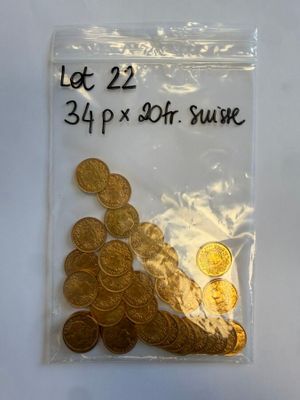 un sac contenant des pièces d'or posé sur une table