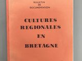 un livre rose avec des inscriptions noires posé sur une table